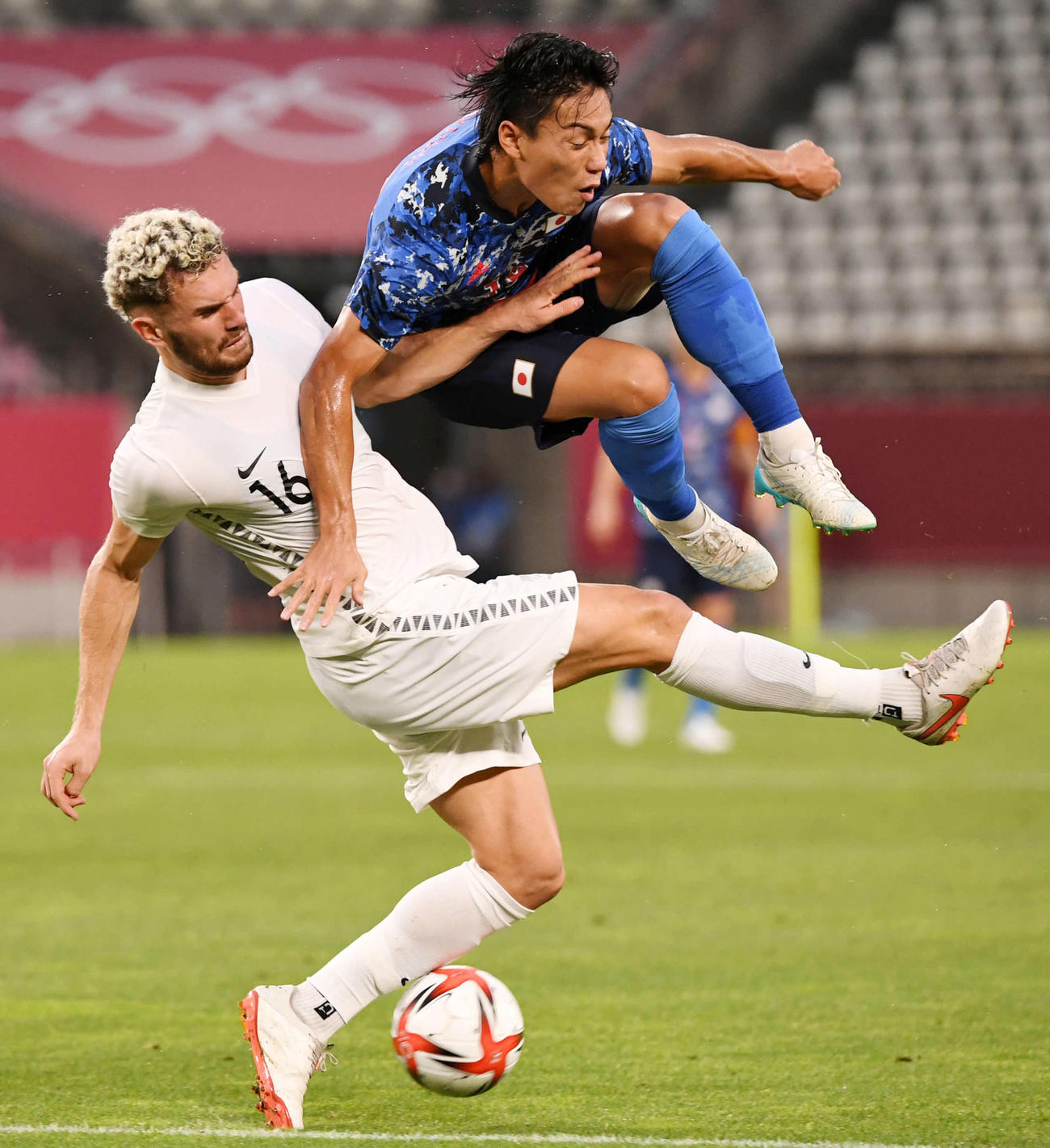 日本対ニュージーランド　前半、競り合う林（右）とステンスネス（撮影・横山健太）
