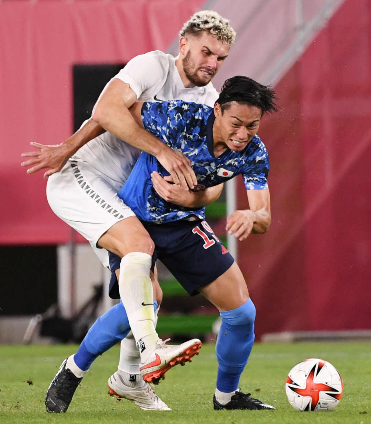 日本対ニュージーランド　後半、ファウルを受ける林（右）（撮影・横山健太）