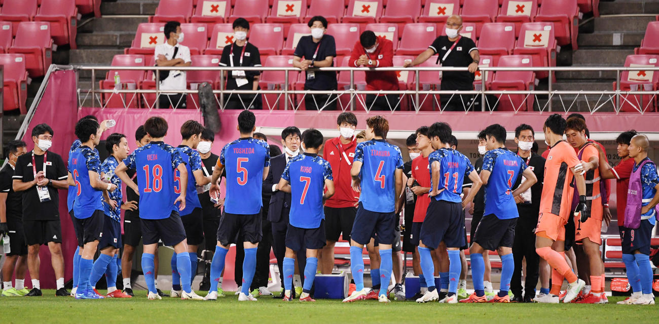 日本対ニュージーランド　PK戦前、選手たちに声をかける森保一監督（撮影・横山健太）