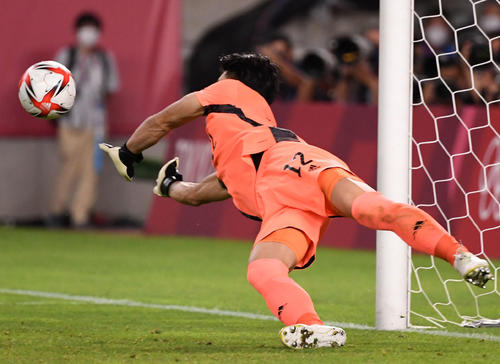 日本対ニュージーランド　PK戦でカカーチェのシュートを止めるGK谷（撮影・横山健太）