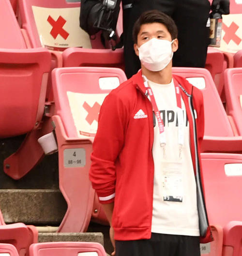 試合前、スタンドからピッチを見つめる酒井宏樹（撮影・横山健太）