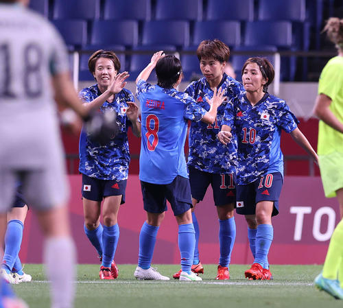 日本対スウェーデン　前半、ゴールを決め、岩渕（右端）らと喜びを分かち合う田中（右から２人目）（撮影・河野匠）