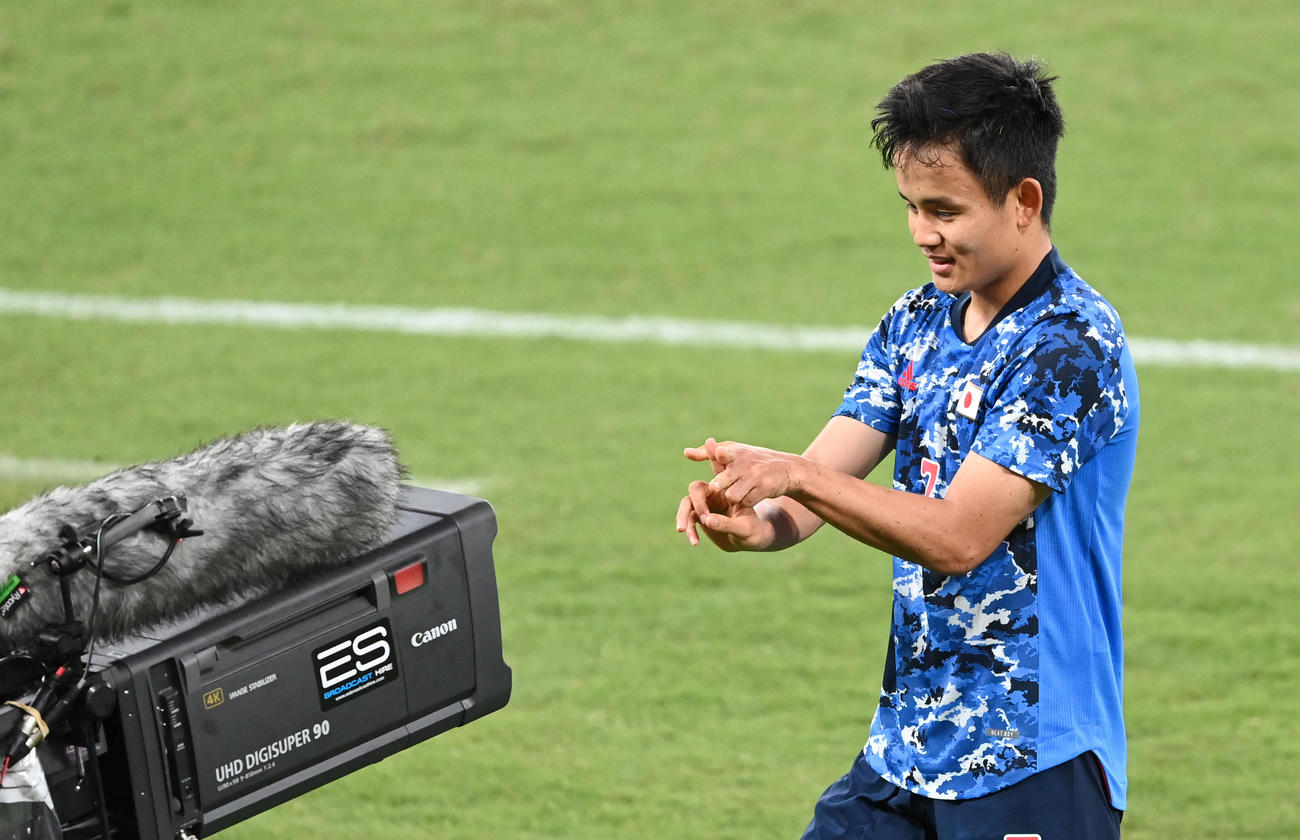 日本対南アフリカ　後半、先制のゴールを決め、カメラに向かってポーズをとる久保（21年7月22日）