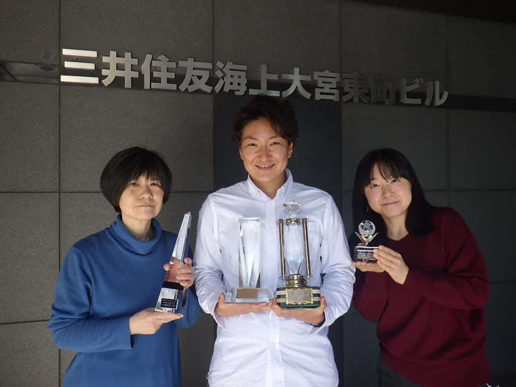 会社員の顔を持つ、なでしこジャパンFW菅沢優衣香（中央）
