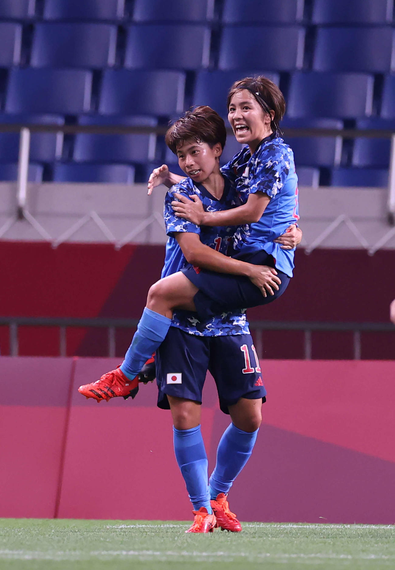 日本対スウェーデン　前半、ゴールを決め、岩渕（右）と抱き合い喜ぶ田中（撮影・河野匠）