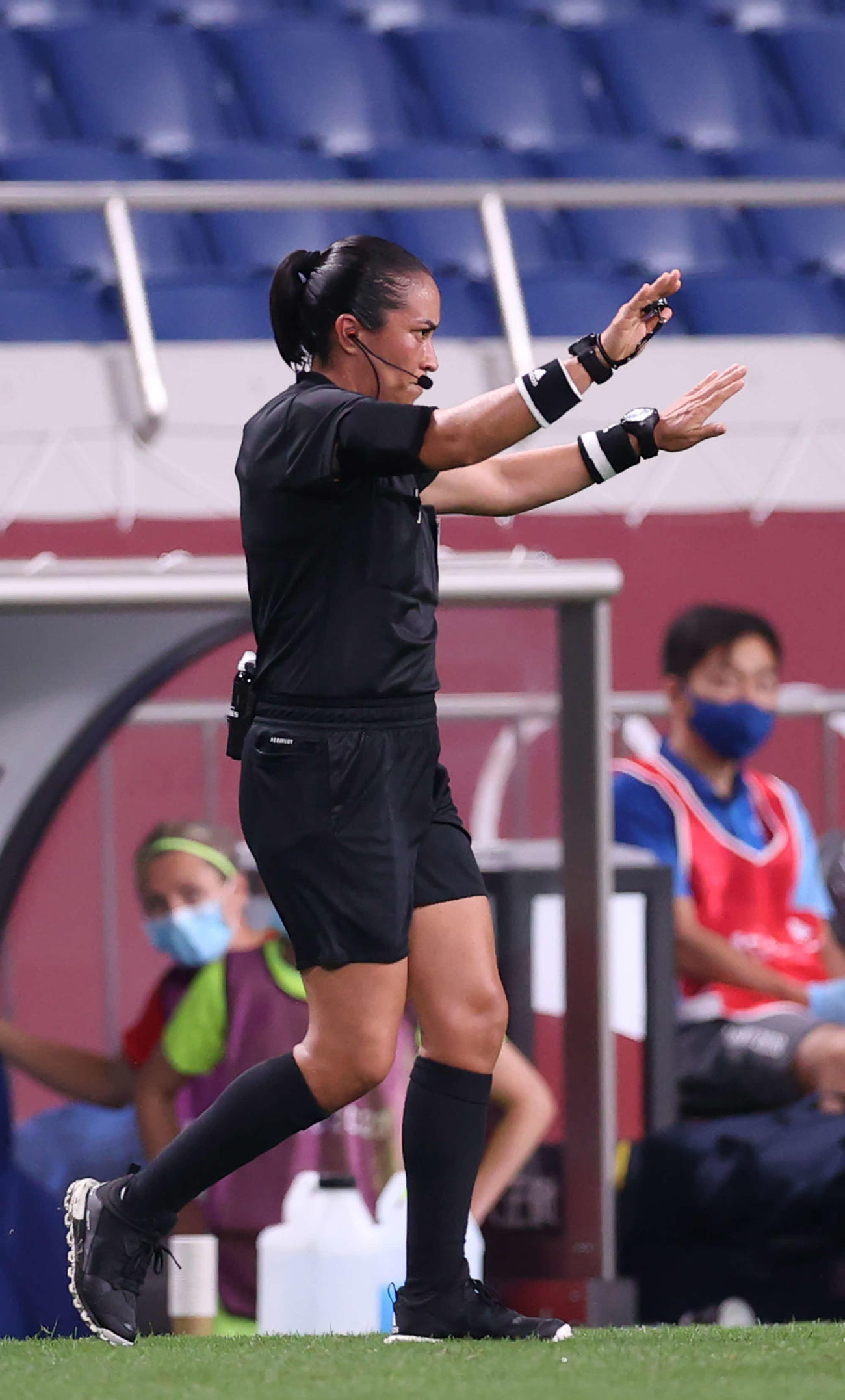 日本対スウェーデン　前半、田中がペナルティーエリア内で受けたファウルをVARで取り消す主審（撮影・河野匠）
