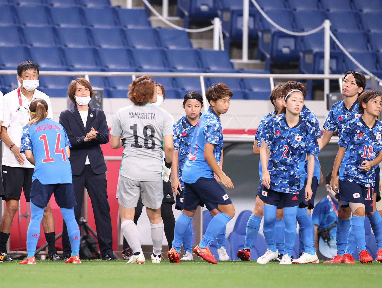 日本対スウェーデン　イレブンを拍手で送り出す高倉監督（左から3人目）（撮影・河野匠）