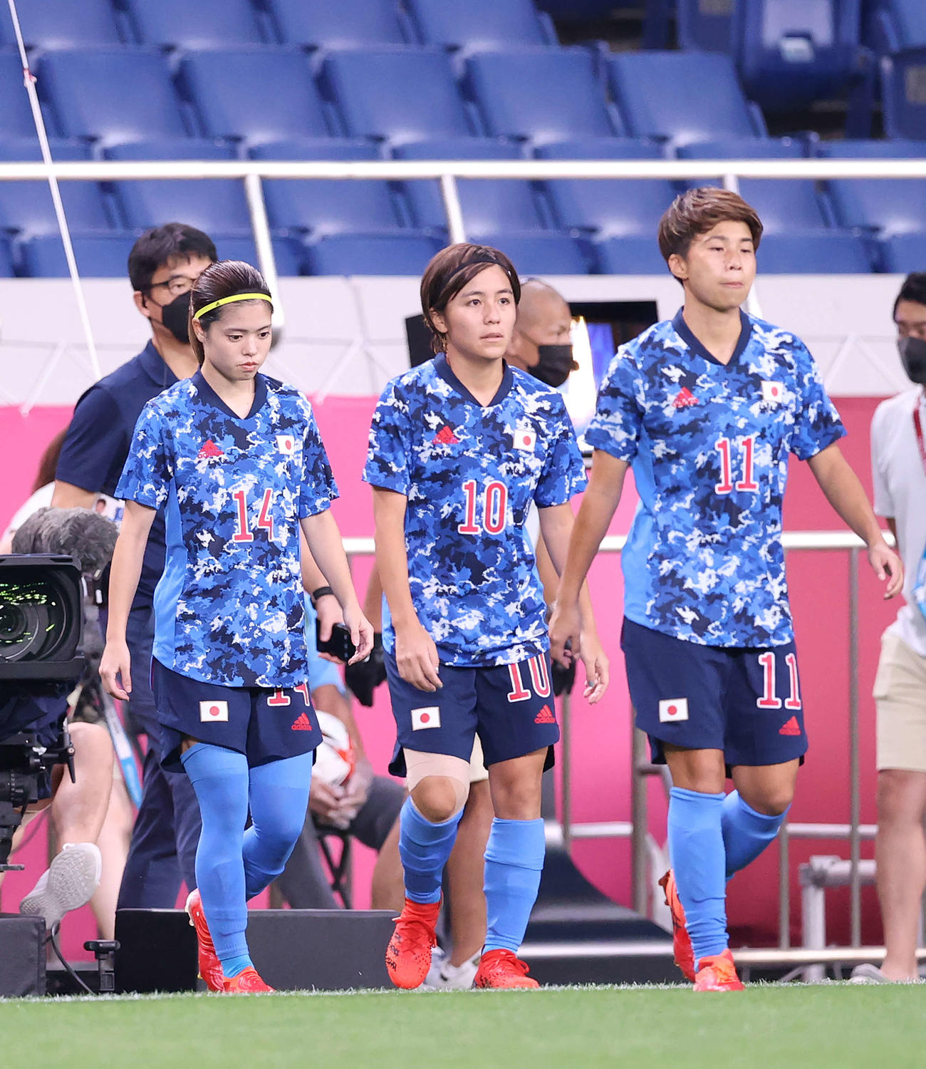 日本対スウェーデン　入場する、右から田中、岩渕、長谷川（撮影・河野匠）