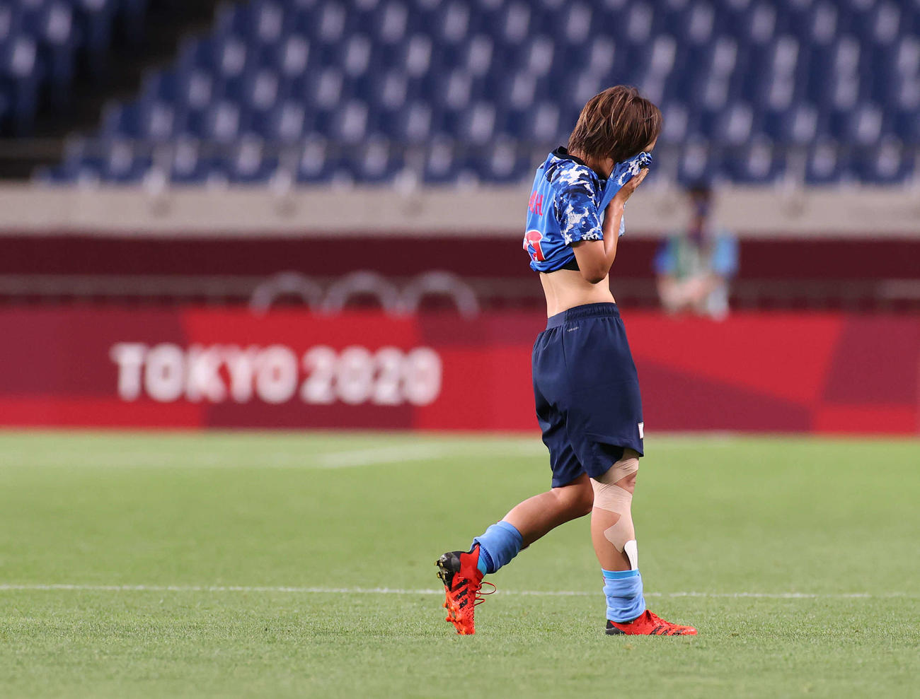 日本対スウェーデン　試合終了後、ユニホームで顔を覆い、悔しがる岩渕（撮影・河野匠）