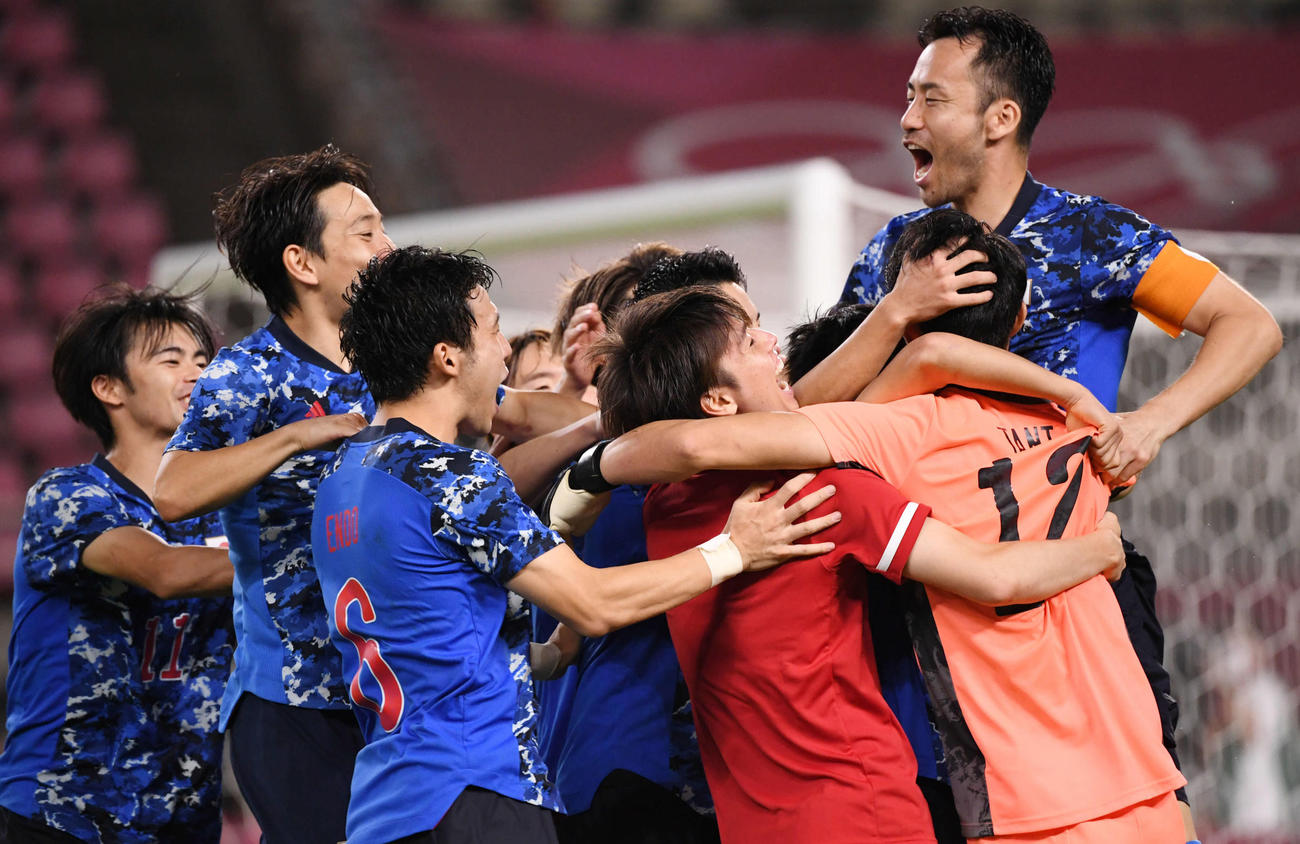 日本対ニュージーランド　PK戦の末、ニュージーランドに勝利し準決勝進出を決めた日本イレブン（撮影・横山健太）