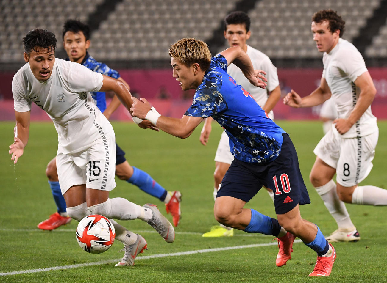 日本対ニュージーランド　延長前半、ドリブルする堂安（撮影・横山健太）