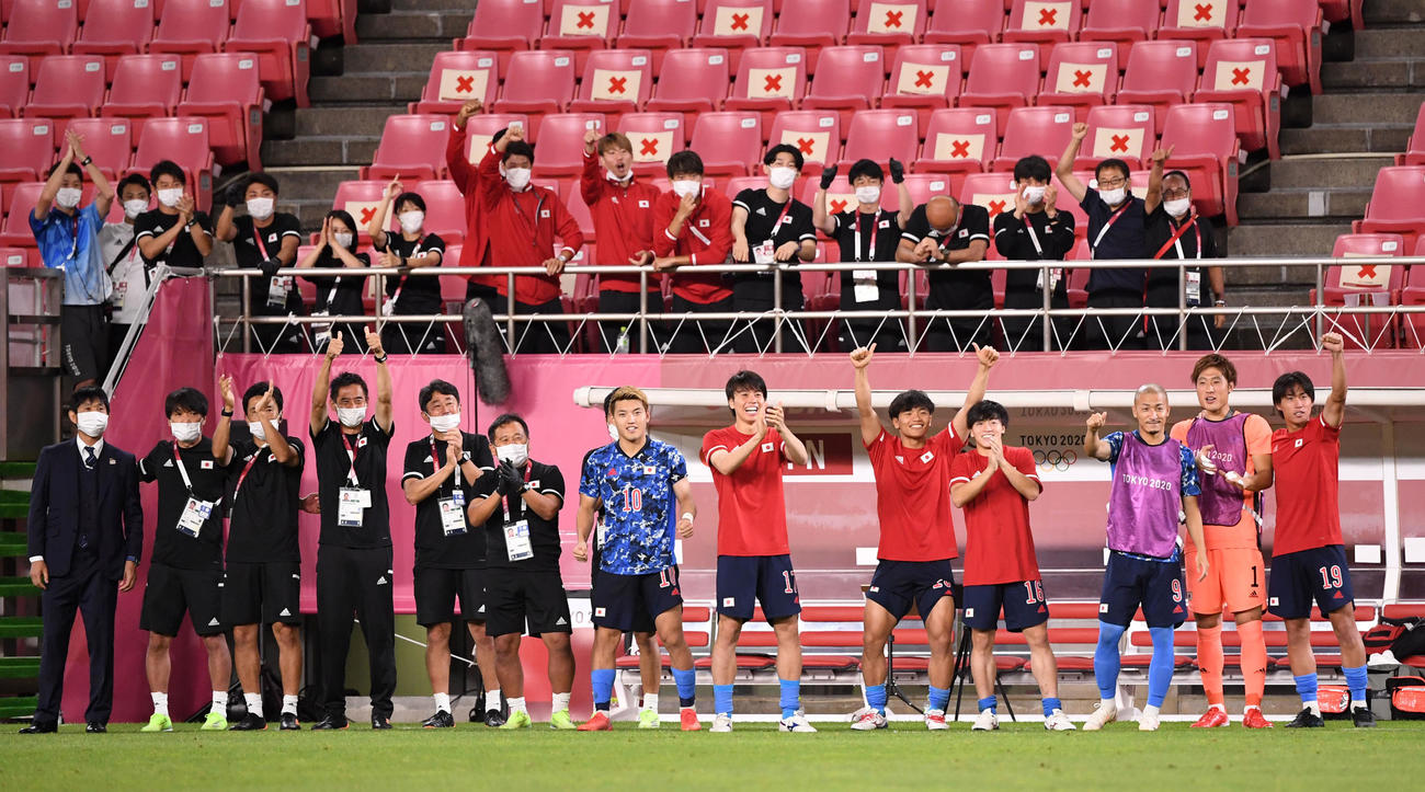 日本対ニュージーランド　PK戦、2人目のキッカーの板倉がゴールを決め歓喜する日本ベンチ。左から4人目が川口GKコーチ（撮影・横山健太）