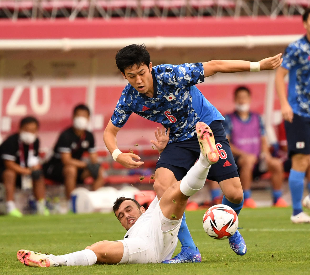 日本対ニュージーランド　前半、競り合う遠藤（右）（撮影・横山健太）