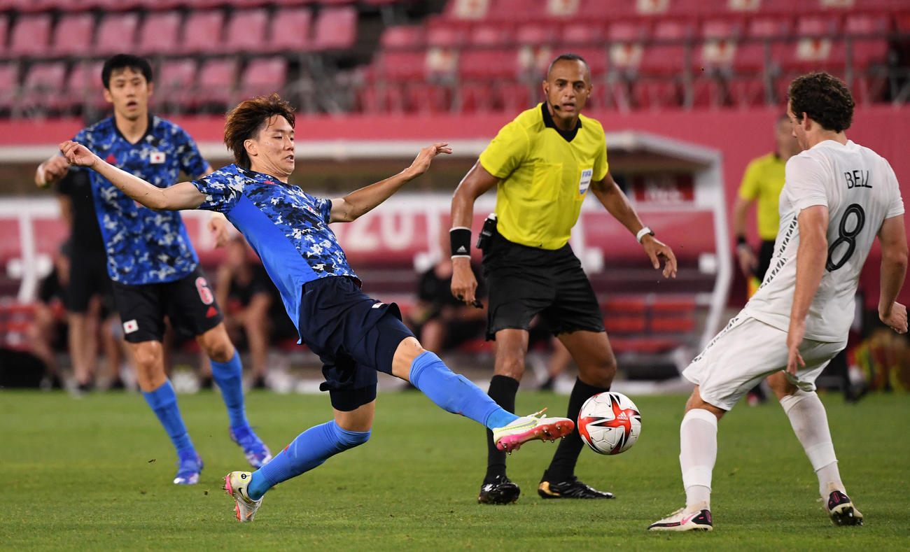 日本対ニュージーランド　延長後半、競り合う板倉（撮影・横山健太）