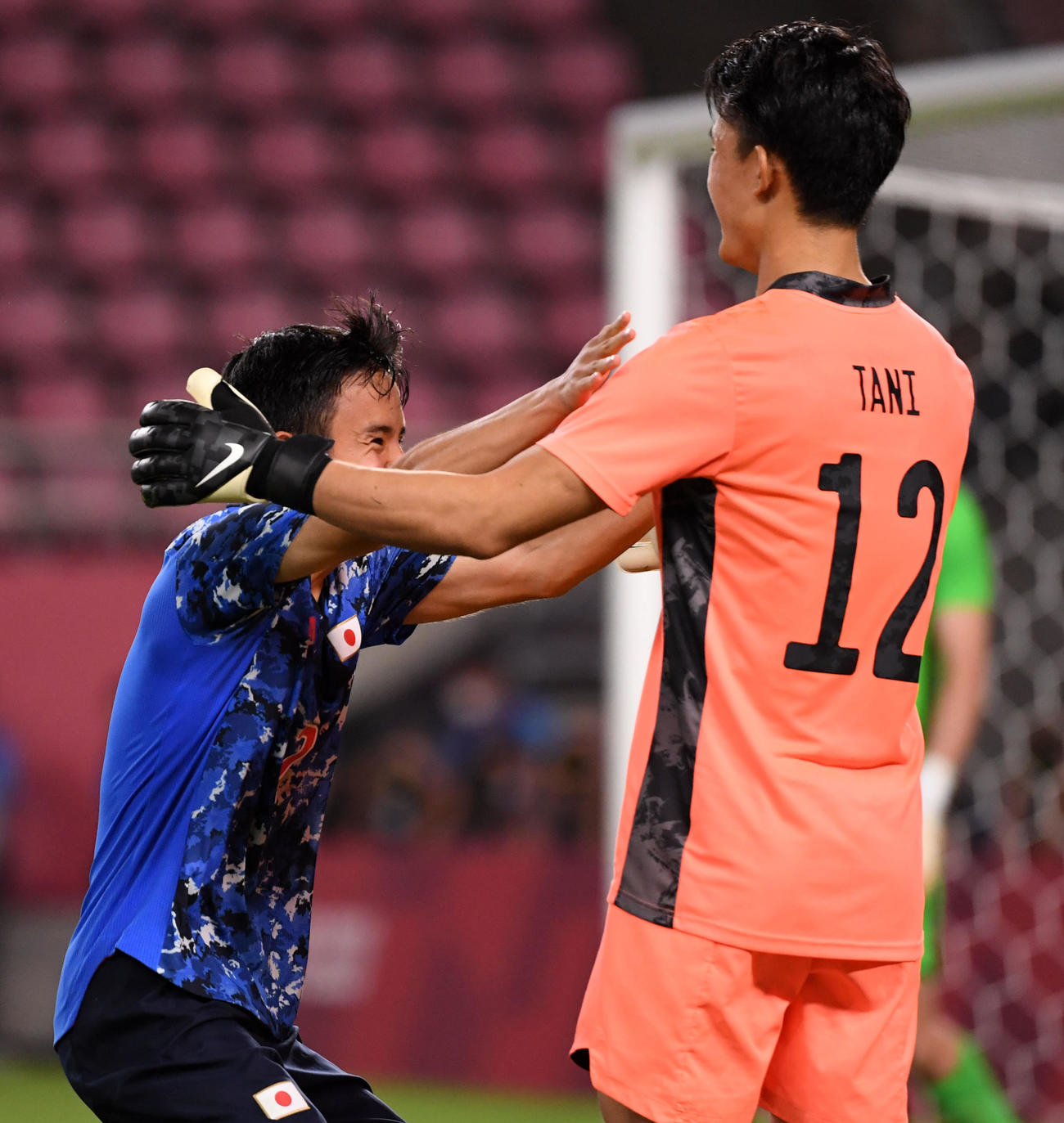 日本対ニュージーランド　真っ先にGK谷（右）の元へ駆け寄る久保（撮影・横山健太）