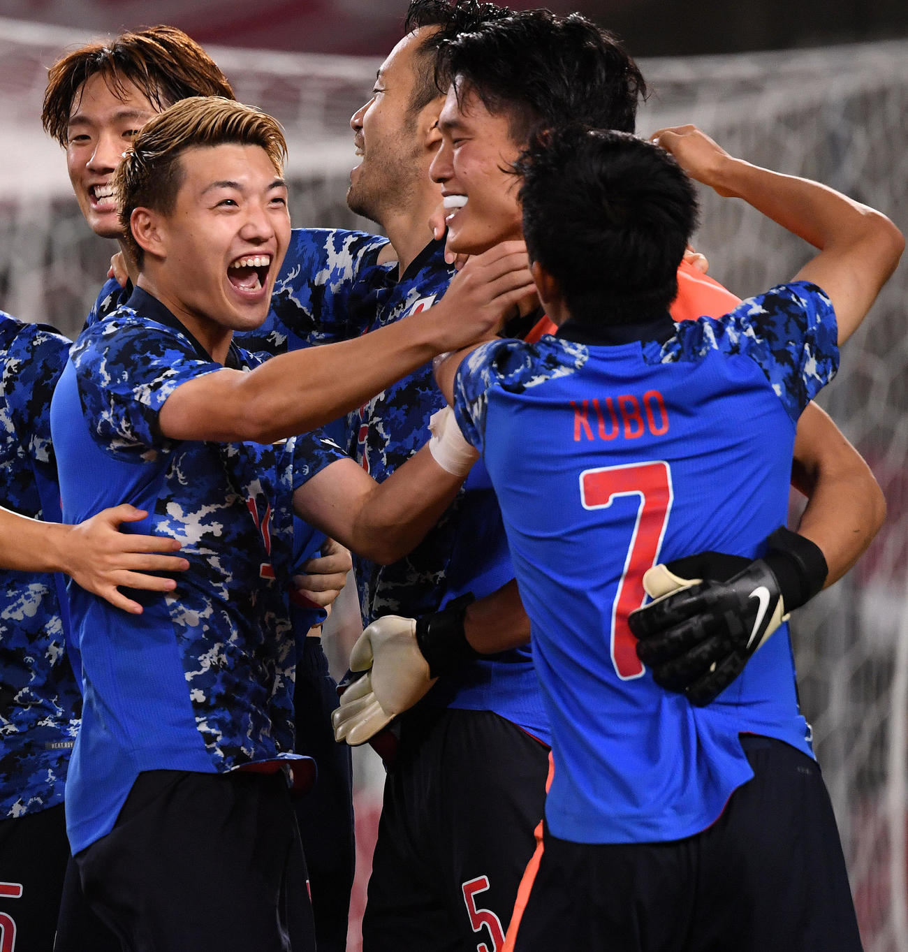 日本対ニュージーランド　PK戦の勝利に貢献したGK谷（右から2人目）に笑顔で抱きつく堂安（同4人目）や久保（右）（撮影・横山健太）
