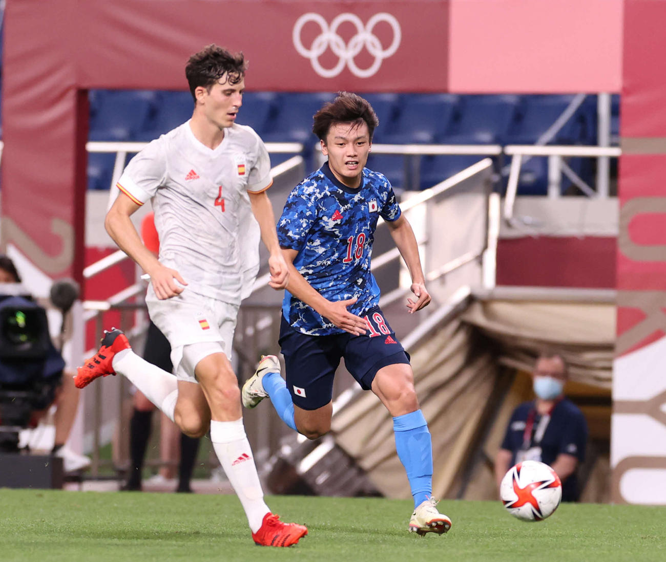 日本対スペイン　後半、ボールを追う上田（撮影・河野匠）