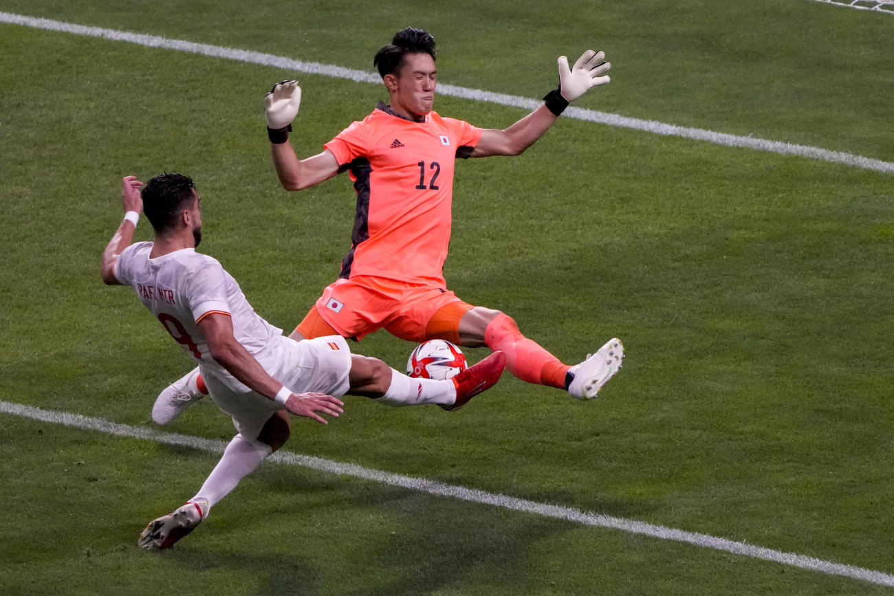 後半、ミルのシュートをブロックする谷（AP）