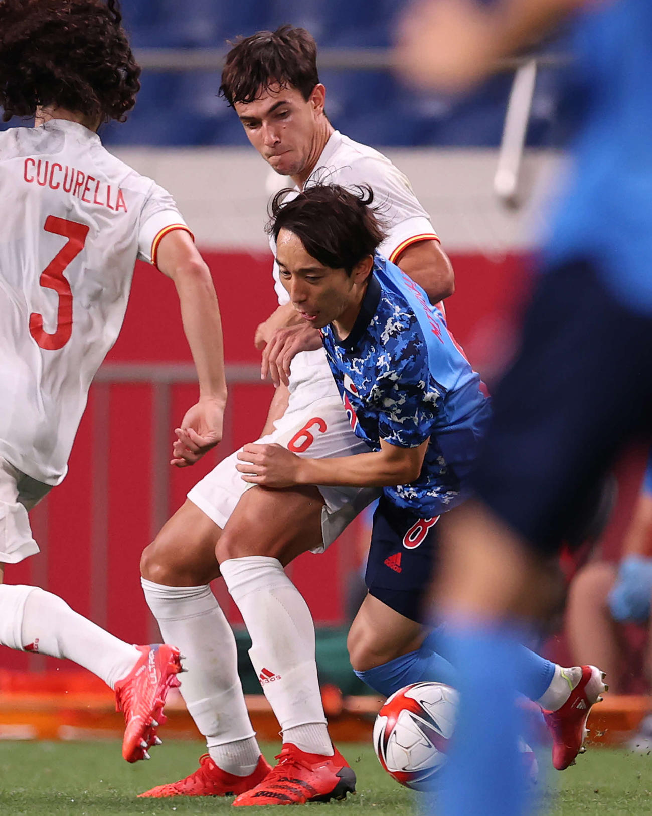 日本対スペイン　延長前半、激しく競り合う三好（撮影・河野匠）