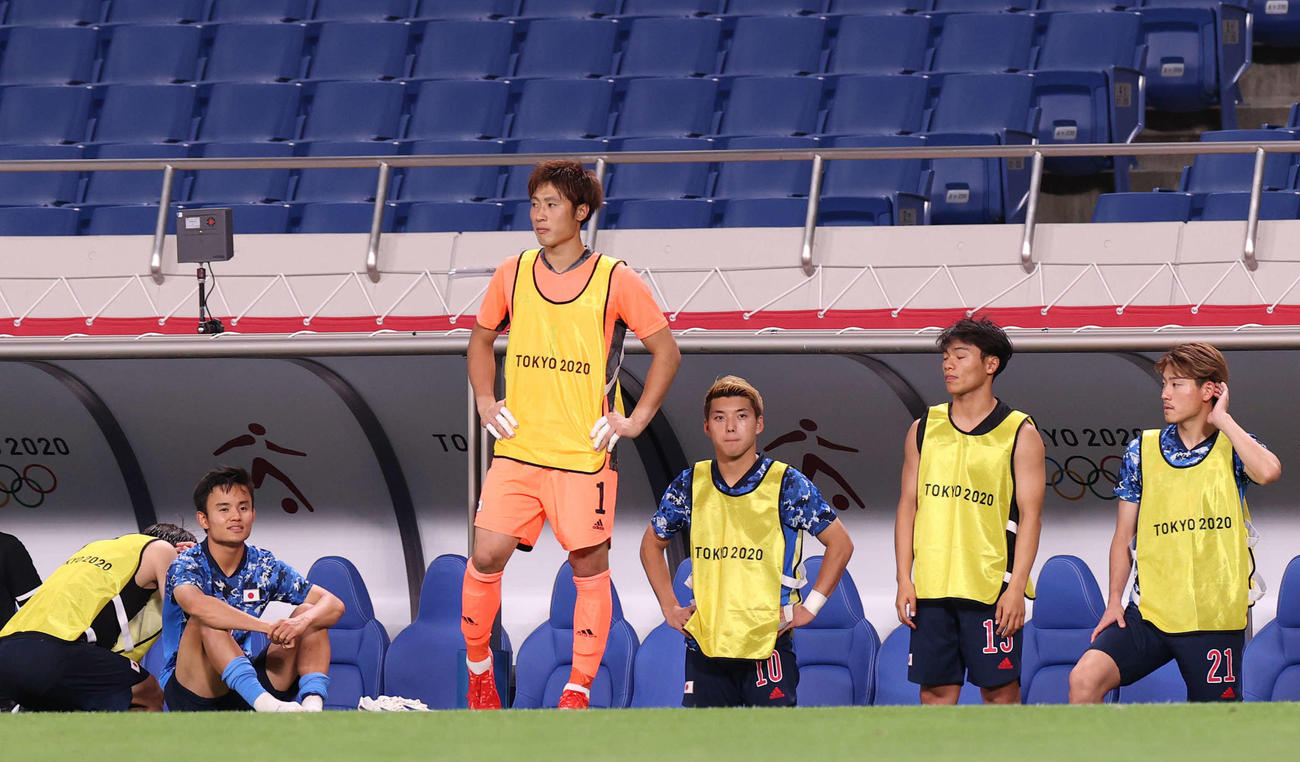日本対スペイン　延長の末スペインに敗れ、ぼうぜんとする、左から久保、GK大迫、堂安、旗手、瀬古（撮影・河野匠）