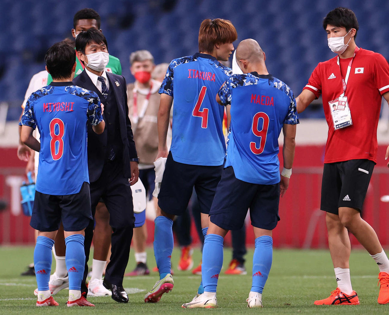 日本対スペイン　延長の末スペインに敗れたイレブンをねぎらう森保監督（左から2人目）（撮影・河野匠）