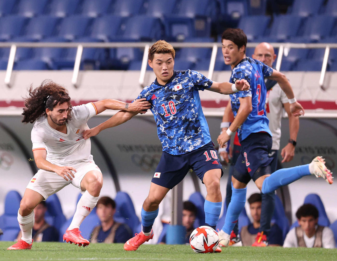日本対スペイン　前半、ククレリャ（左）と競り合いながらボールをキープする堂安（中央）。右は酒井（撮影・河野匠）
