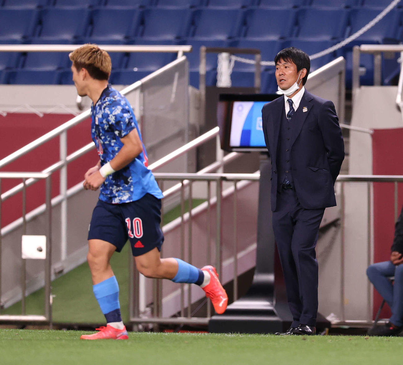 日本対スペイン　前半、ベンチ前から戦況を見つめる森保監督（撮影・河野匠）