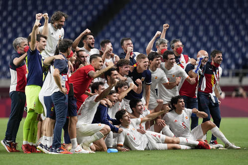 決勝進出を決め、記念撮影をするスペイン代表の選手たち（AP）