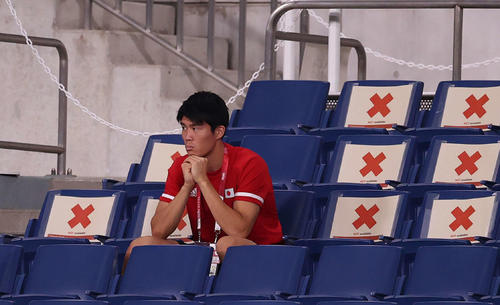 日本対スペイン　試合前練習をスタンドから見つめる冨安（撮影・河野匠）