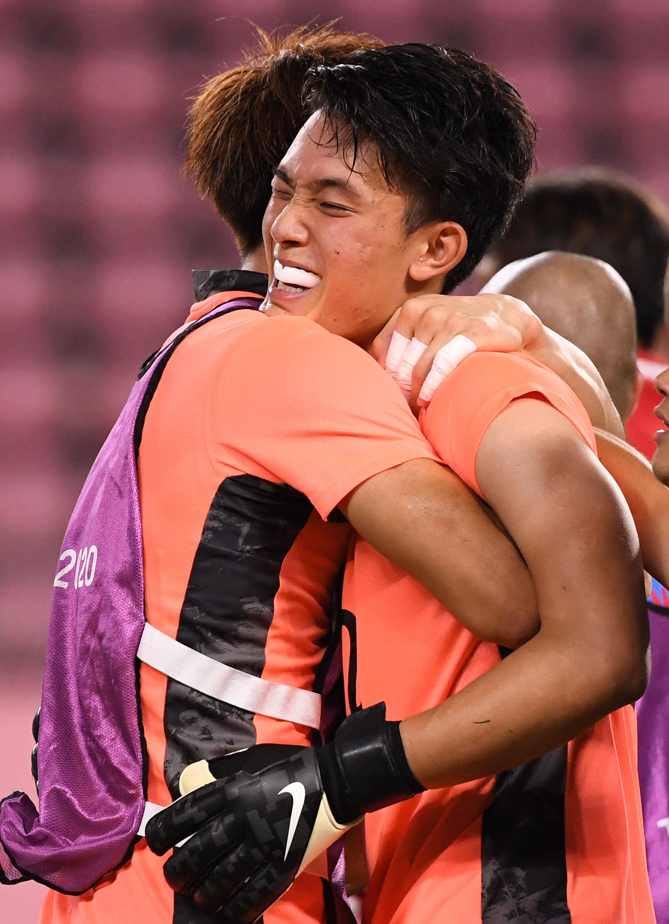 7月31日、日本対ニュージーランド　GK大迫敬介（左）と抱き合うGK谷（撮影・横山健太）