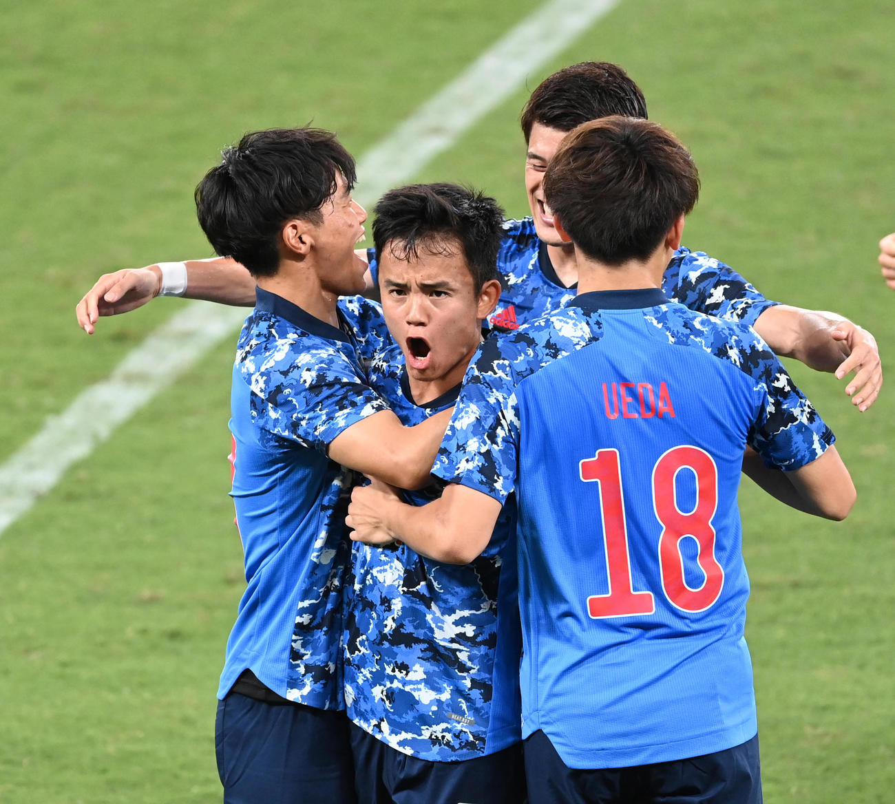 日本対南アフリカ　後半、先制のゴールを決め、喜びを爆発させる久保（左から2人目）（撮影・鈴木みどり）