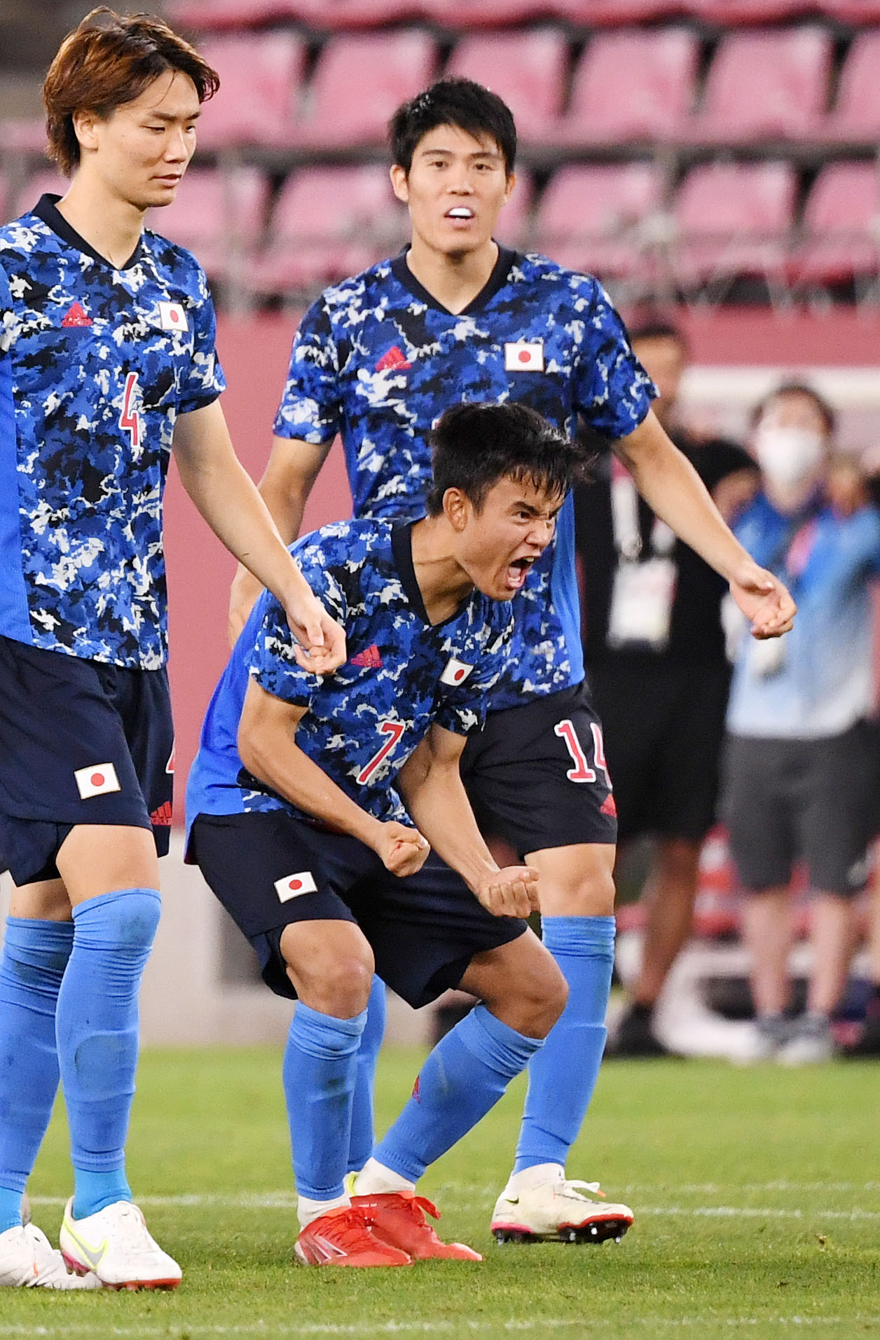日本対ニュージーランド　GK谷がPKを止め雄たけびを上げる久保（中央）（2021年7月31日撮影）