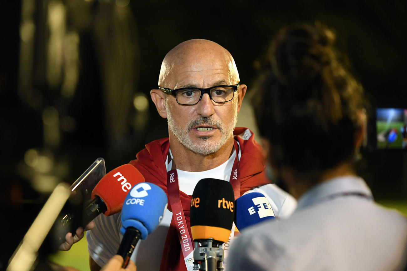 取材に応じるスペイン代表のデラフエンテ監督（21年8月2日撮影）