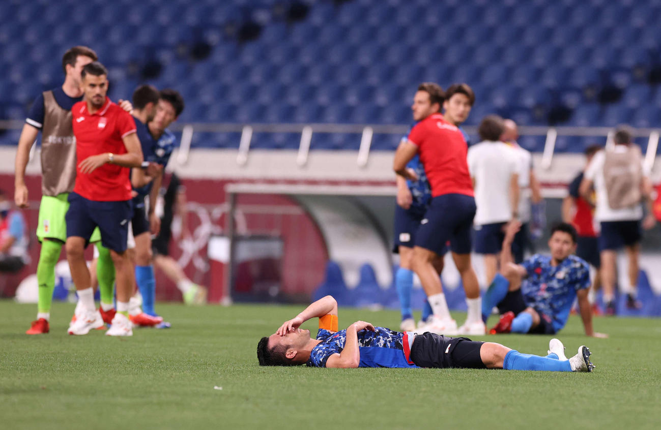 日本対スペイン　延長の末スペインに敗れ、ピッチに倒れ込む吉田（手前下）（撮影・河野匠）
