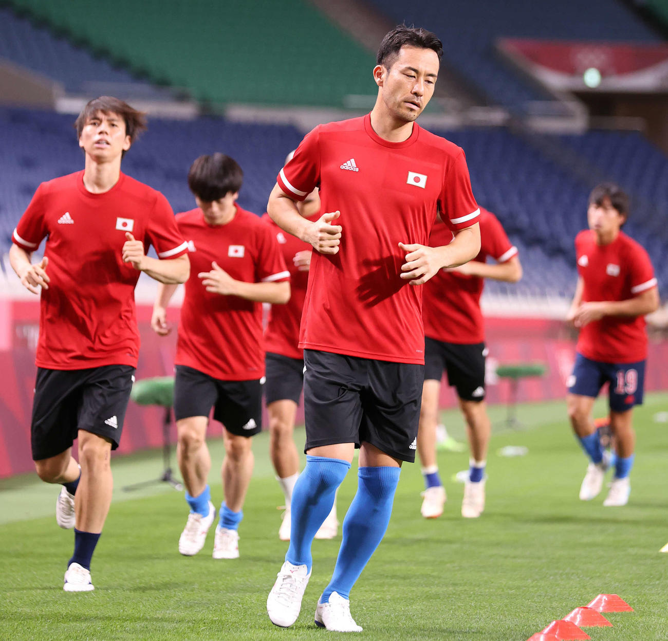 日本対スペイン　試合前、ウオーミングアップを行う吉田（手前）らイレブン（撮影・河野匠）