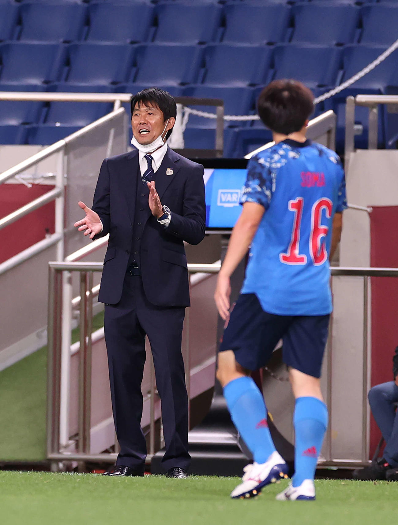 日本対スペイン　後半、手をたたき選手たちを鼓舞する森保監督（撮影・河野匠）