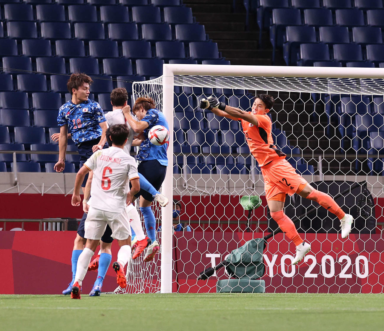 日本対スペイン　後半、ゴール前でセーブするGK谷（右）（撮影・河野匠）