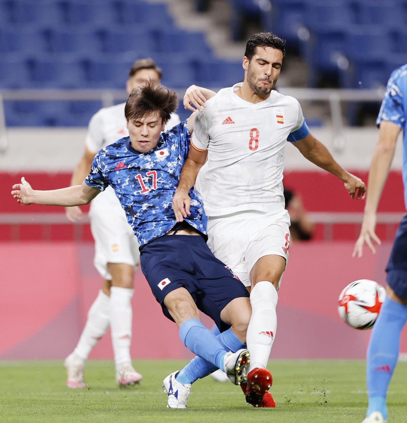日本－スペイン　前半、競り合う田中（左）（共同）