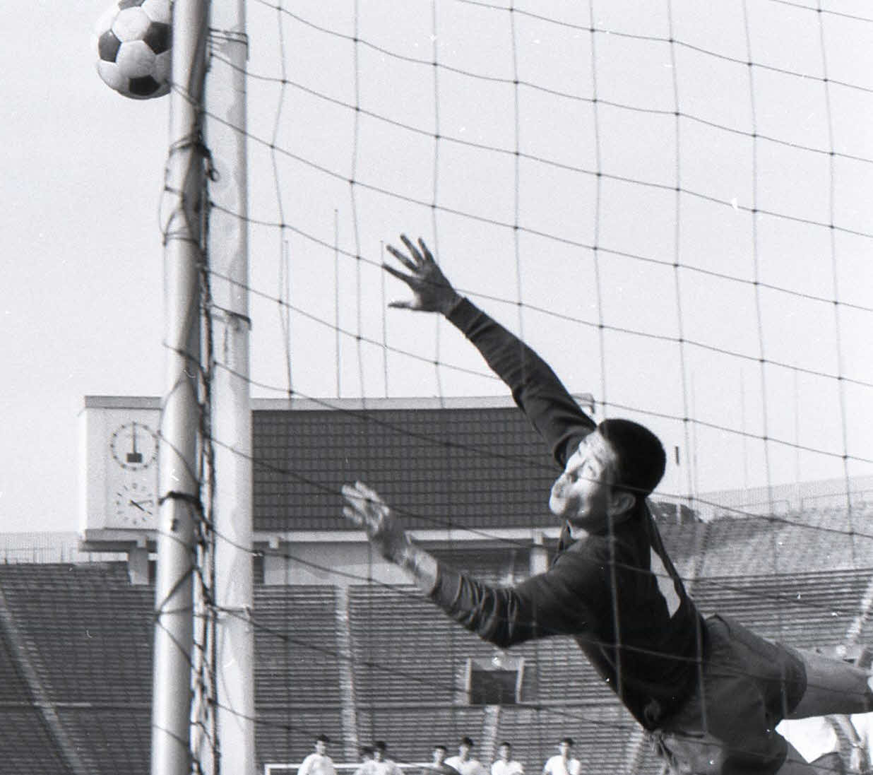 練習する日本代表GK横山謙三（68年5月撮影）