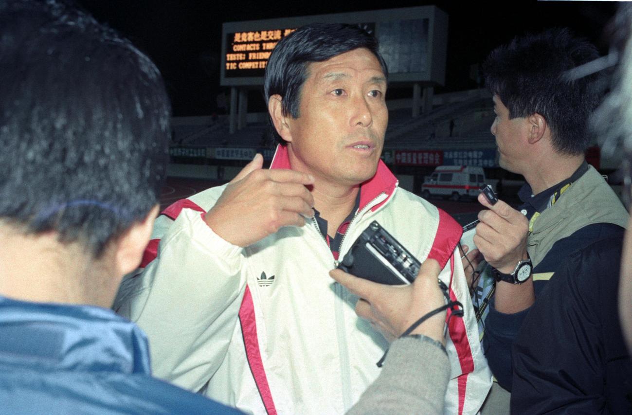 アジア大会イラン戦後に取材を受ける日本代表の横山謙三監督（90年10月1日撮影）