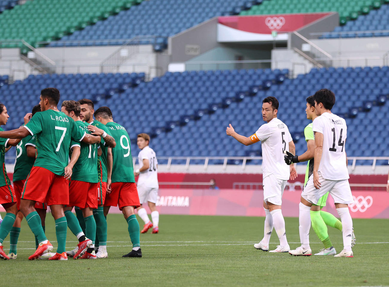 日本対メキシコ　前半、先制を許した吉田 （右から3人目）らイレブン（撮影・河野匠）