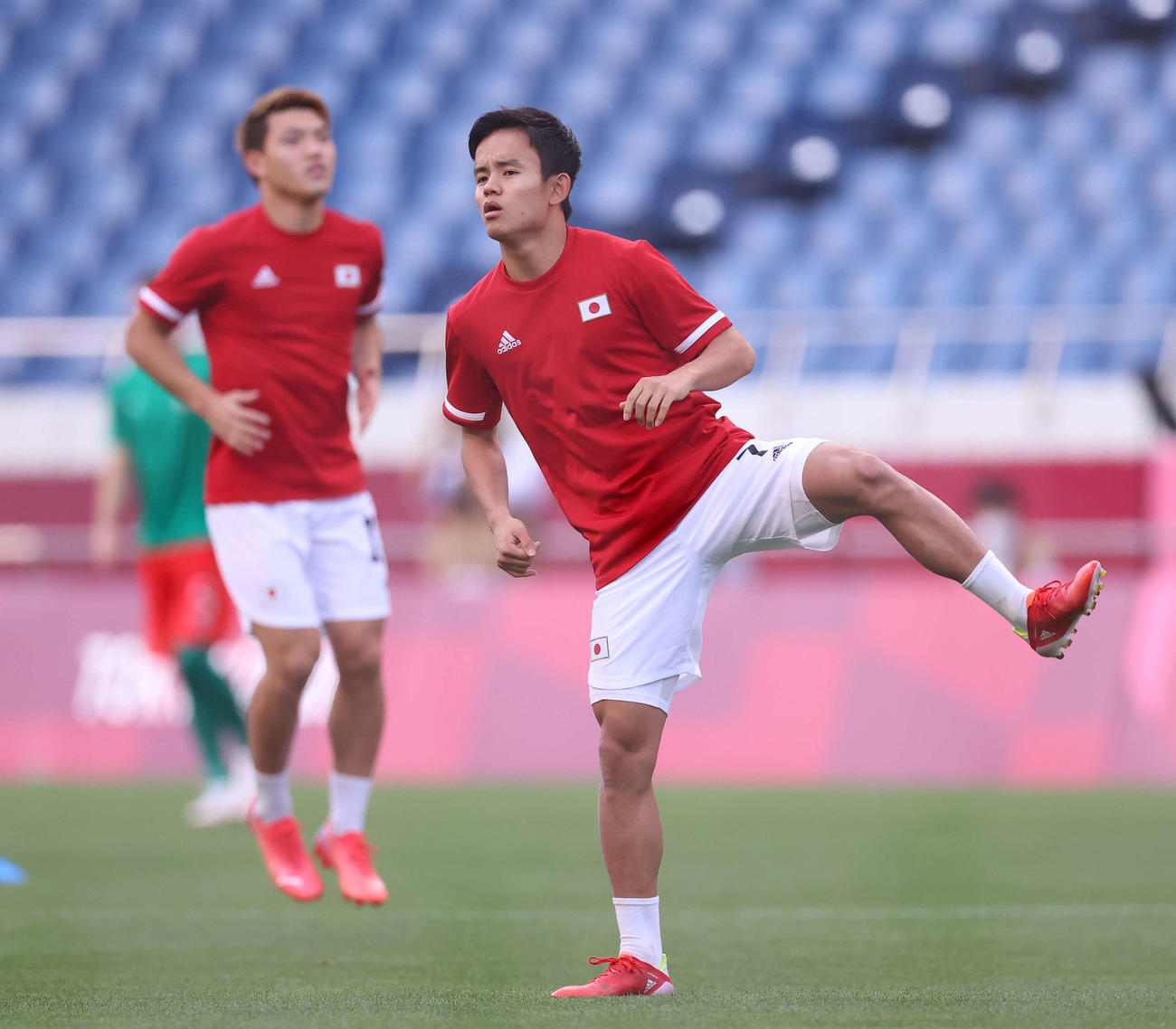 日本対メキシコ　試合前、ウオーミングアップする久保（手前）と堂安（撮影・河野匠）