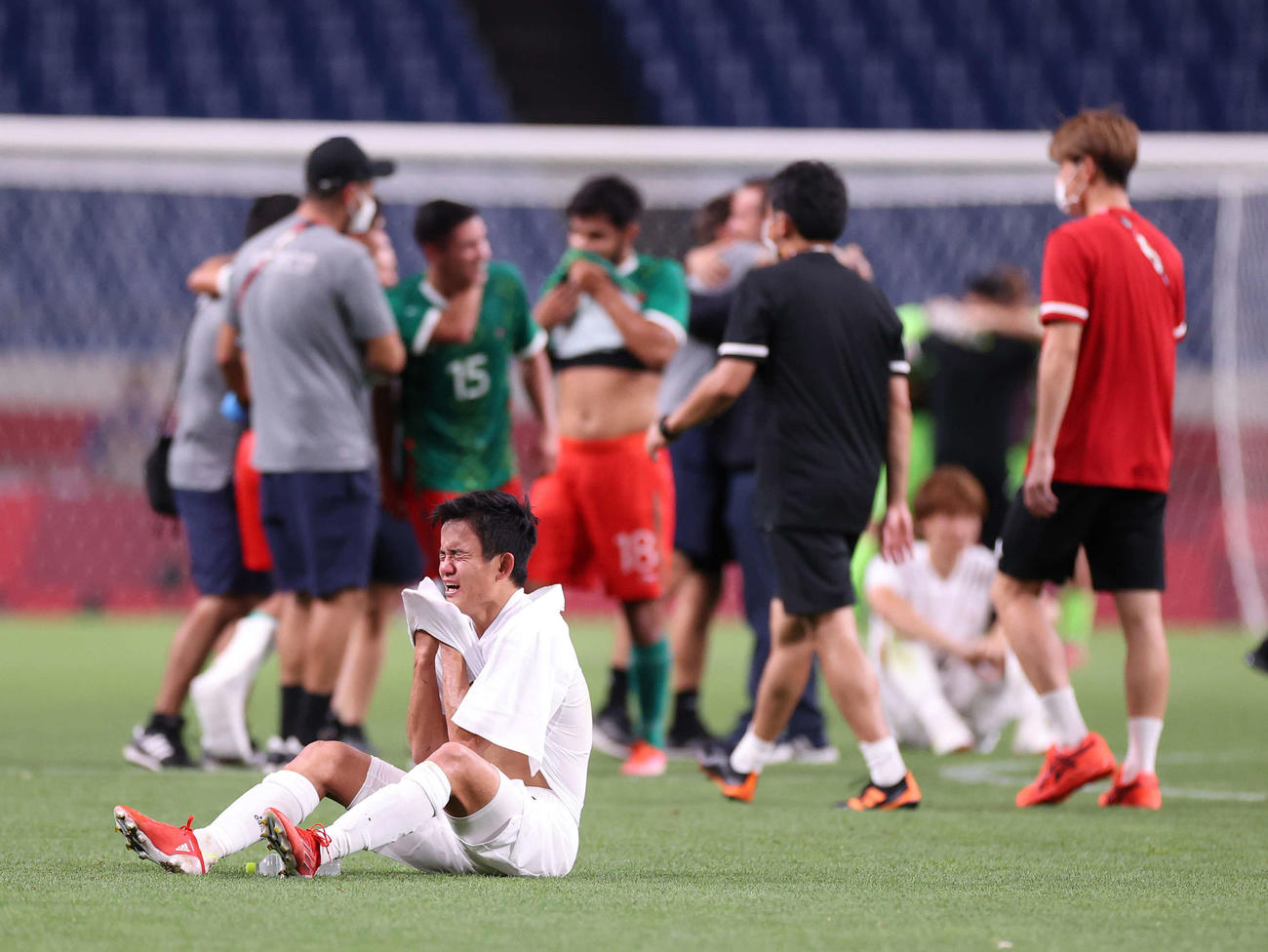 日本対メキシコ　メキシコに敗れピッチで号泣する久保（手前左）（撮影・河野匠）