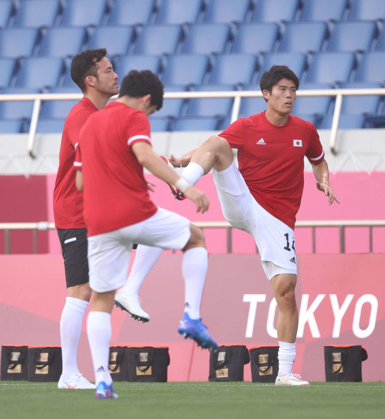 日本対メキシコ　試合前、ウオーミングアップする冨安（右）。左は吉田、手前は遠藤（撮影・河野匠）