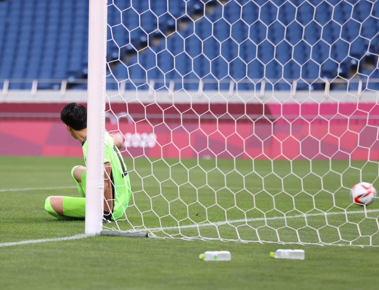 日本対メキシコ　前半、PKから先制を許すGK谷（撮影・河野匠）