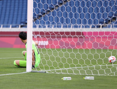 日本対メキシコ　前半、PKから先制を許すGK谷（撮影・河野匠）