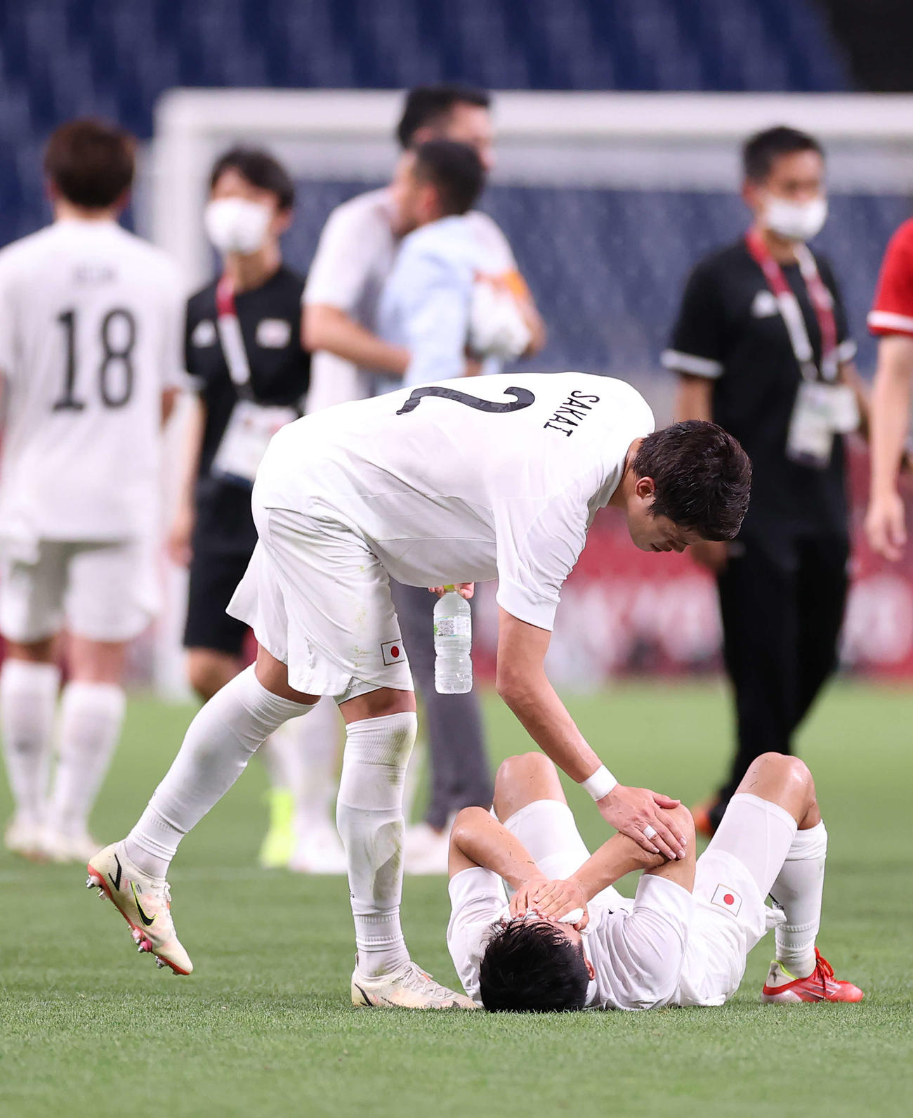 ピッチで涙する久保（右）に声をかける酒井（撮影・河野匠）