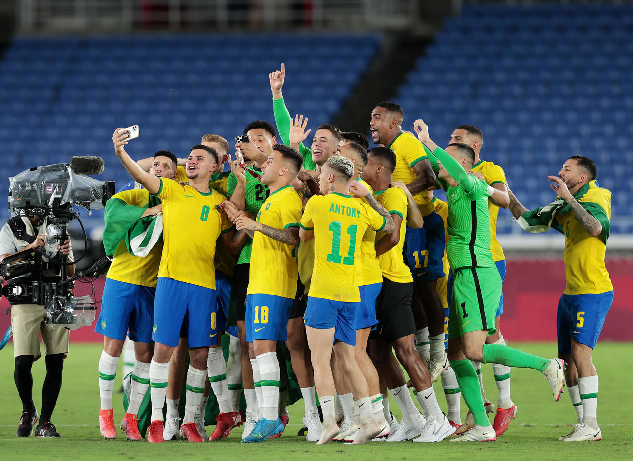 ブラジル対スペイン　スペインを破って金メダルを獲得し、五輪連覇を達成し歓喜するブラジルの選手たち（撮影・前田充）