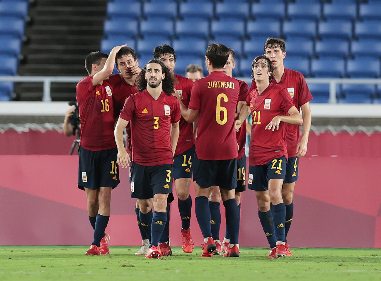 ブラジル対スペイン　後半、同点ゴールを決め祝福を受けるスペインのオヤルサバル（左から2人目）（撮影・前田充）