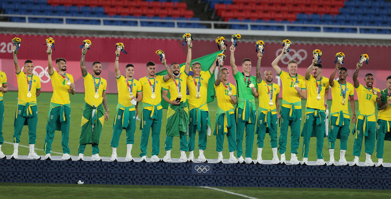 ブラジル対スペイン　金メダルを手にし表彰台で笑顔を見せるブラジルの選手たち（撮影・前田充）